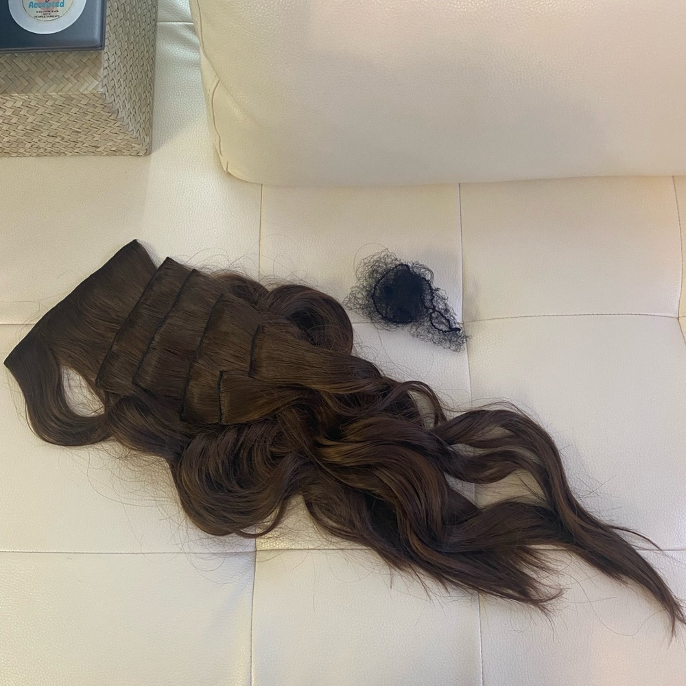 BOGO 🎉 Luxurious 18” Brown with some golden brown highlights Hair Extensions